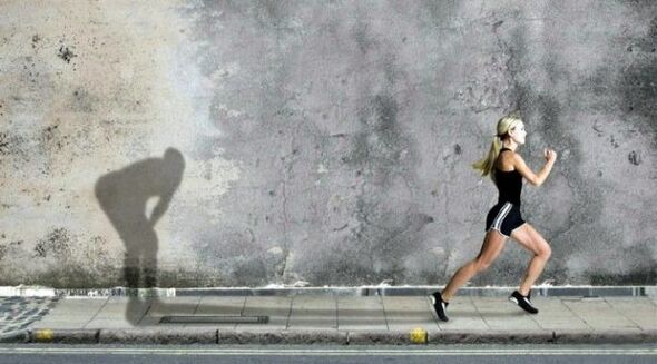 La ragazza sta correndo